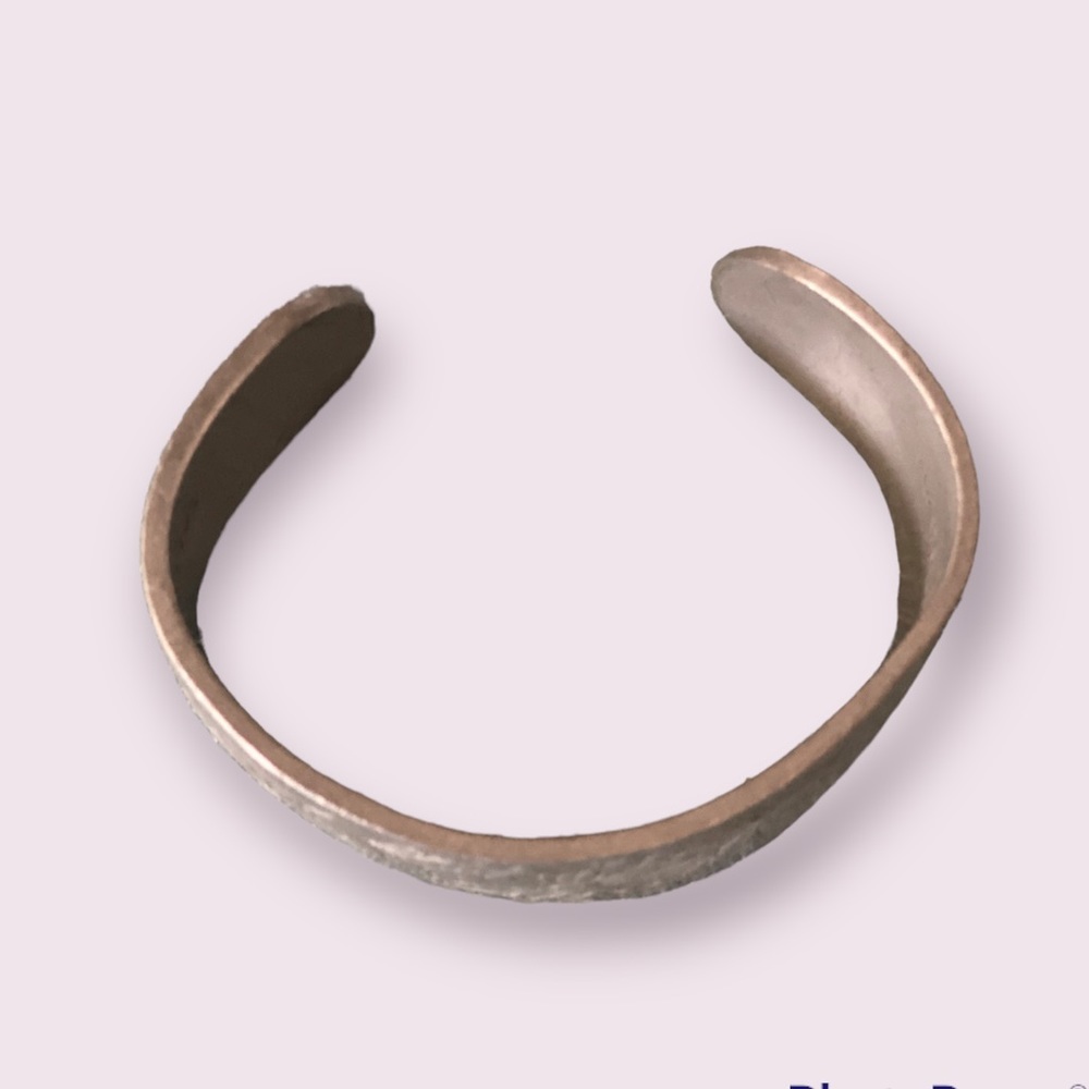 Pewter flower bangle bracelet - Picture 2 of 4